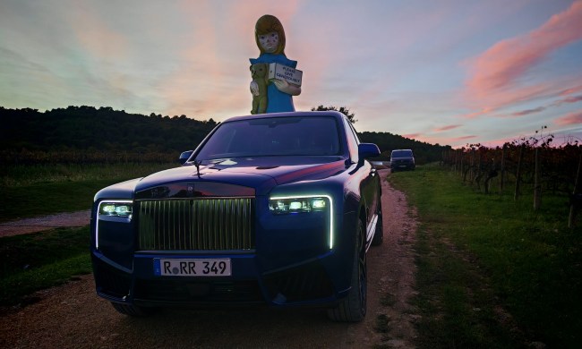 Rolls-Royce Cullinan Series II in front of a Damian Hurst artwork